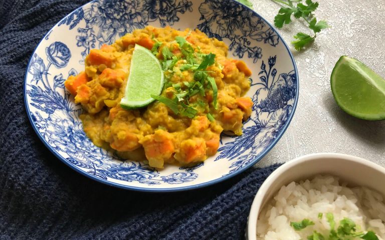 Bol de dahl aux lentilles et patate douce sur une table